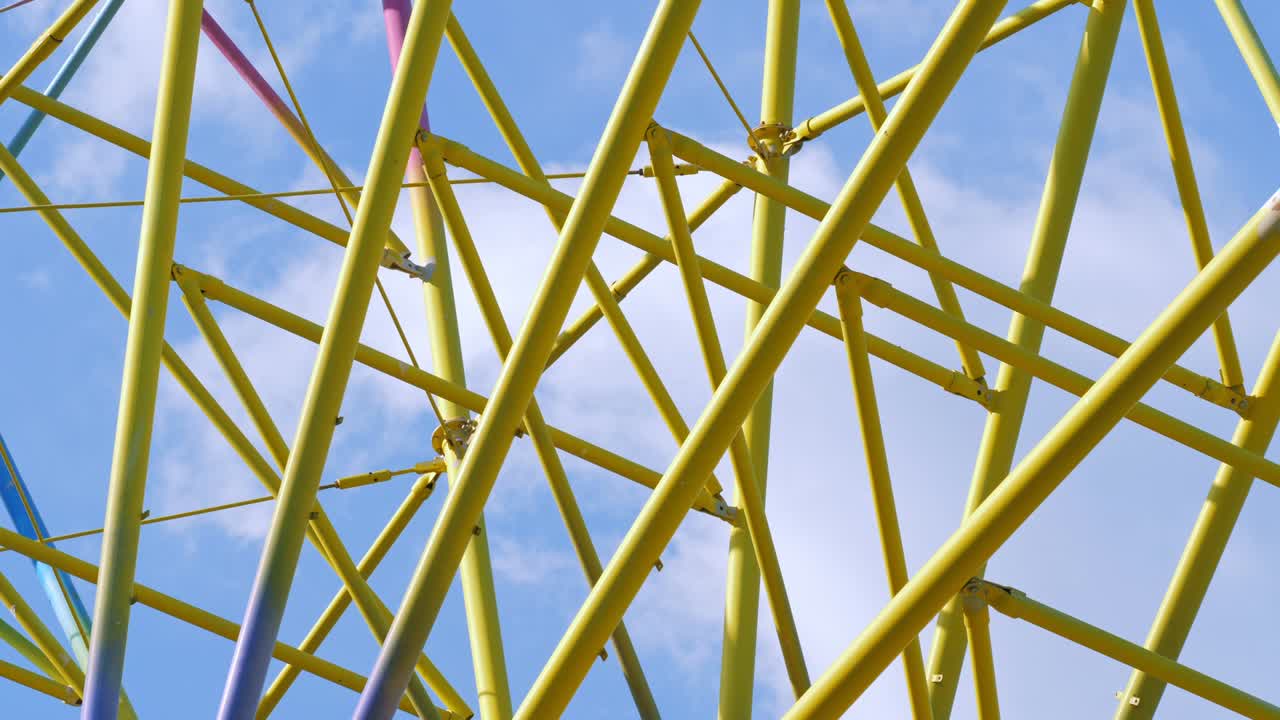 construcción metálica multicolor de una rueda de la fortuna.