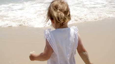 Kleines-Blondes-Mädchen-Genießt-Den-Sommer-Am-Strand