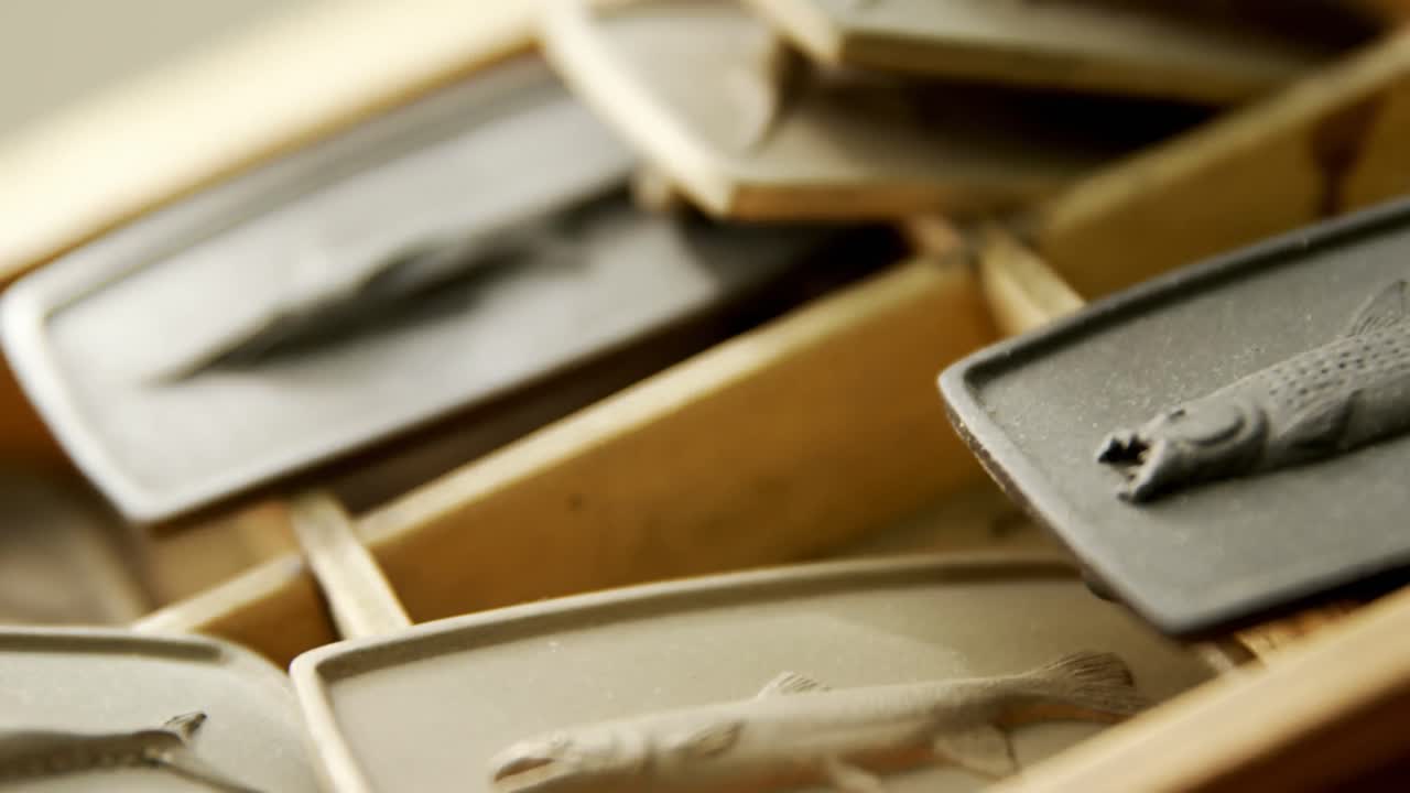 varias esculturas dispuestas en una bandeja de madera 4k