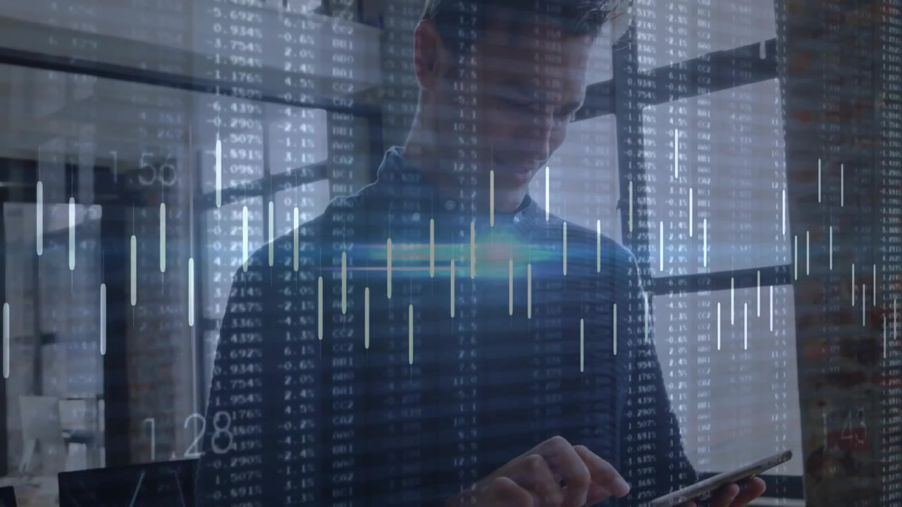 Mann i middelalder strekker seg etter nettbrett, trykker på dataoverlegg mens han ruller og gjennomgår 3D-modeller i teknologi.