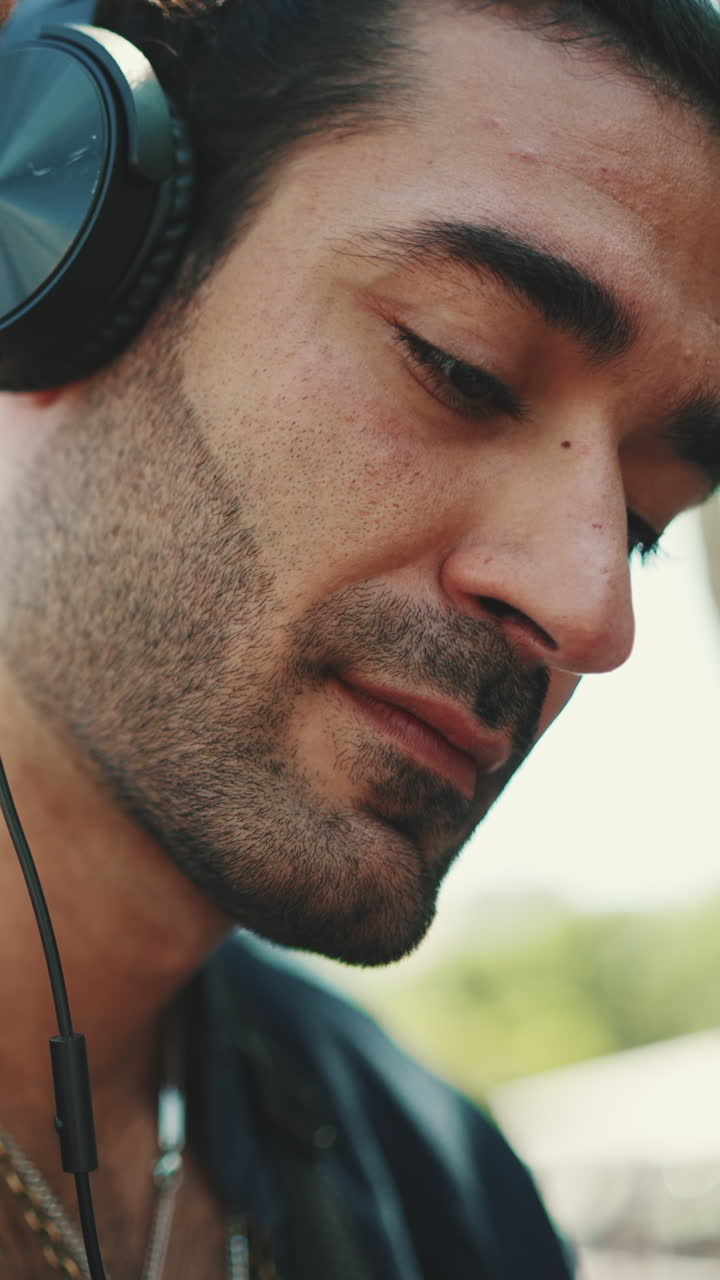 Hombre escuchando música con auriculares