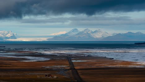 la ruta ártica que conduce a la bahía de deshielo