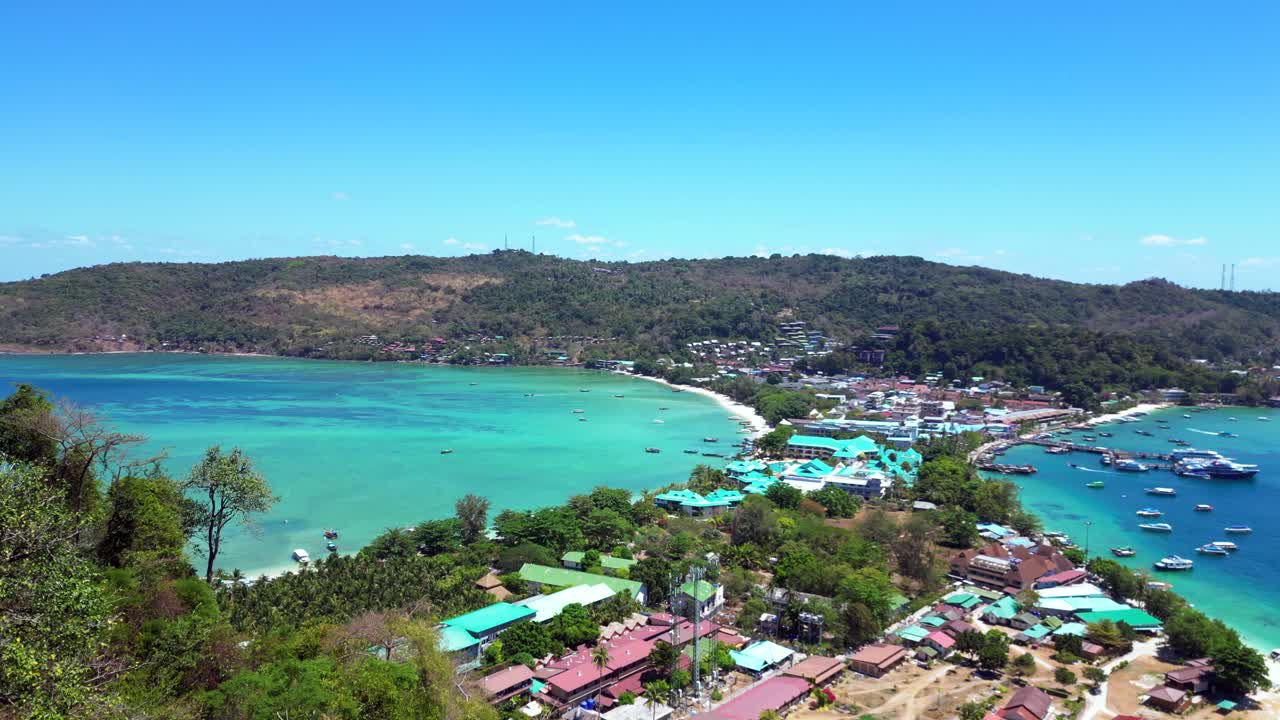 el mar azul turquesa los acantilados las rocas la playa de la colina de la isla