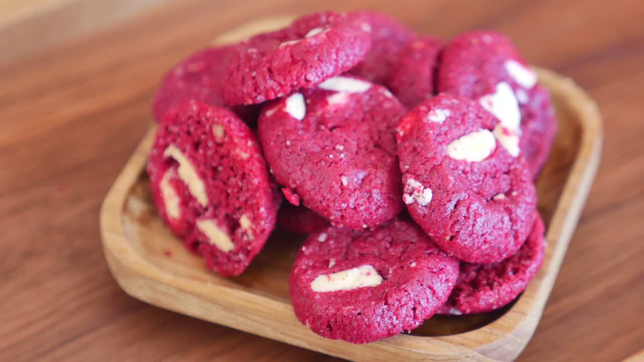 galletas de terciopelo rojo con trozos de chocolate blanco