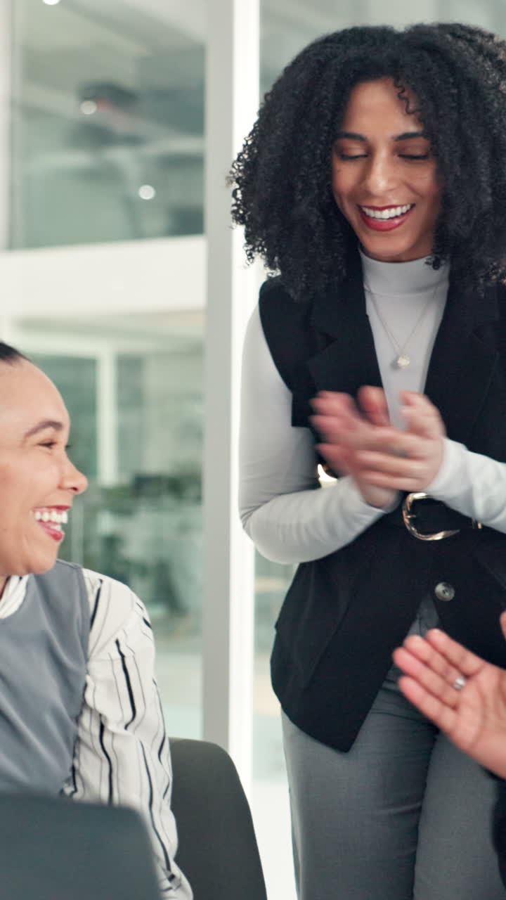 Empresárias felizes batendo palmas e comemorando em um escritório moderno
