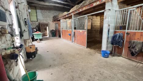 establo de caballos vacío con la puerta de la caja abierta