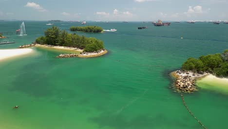 Siloso-Beach-Ist-Ein-Faszinierendes-Und-Lebendiges-Küstenparadies-Auf-Der-Malerischen-Insel-Sentosa-In-Singapur