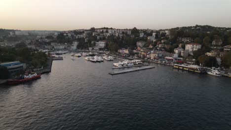 Barco-De-La-Cuenca-Del-Muelle-Del-Puerto-Deportivo