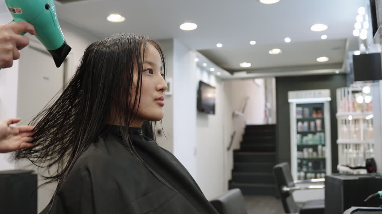 Donna che si fa pettinare i capelli in un salone