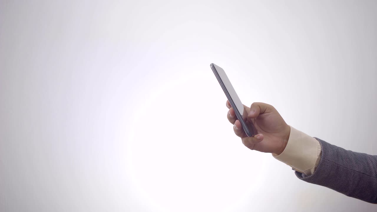 una mano che tiene uno smartphone