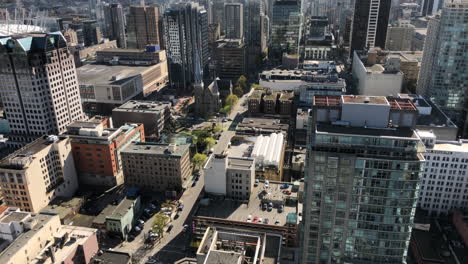 amplia toma de lapso de tiempo aéreo de la intersección en el centro de vancouver en un día soleado