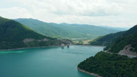 綠色茂盛的森林和山路包圍的青<unk>色湖泊的空中全景