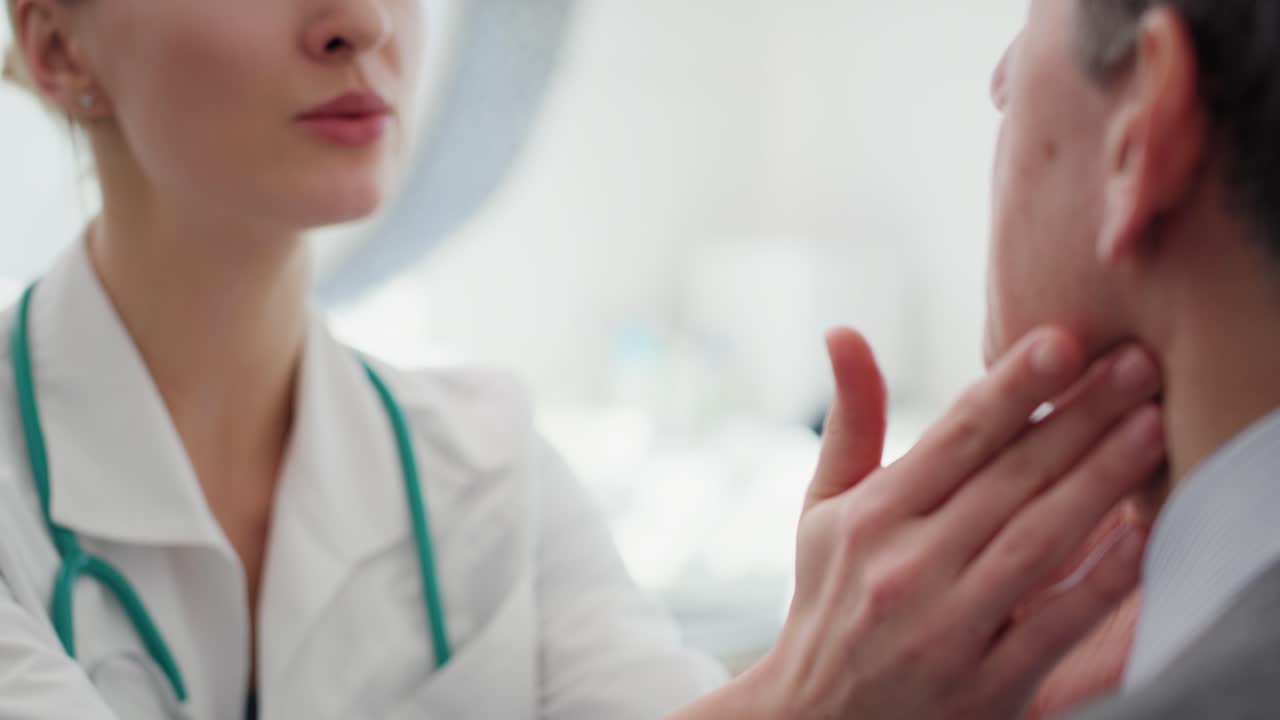 Ripresa a mano: medico che visita un anziano