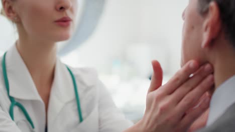 vista de mano de un médico examinando a un hombre mayor
