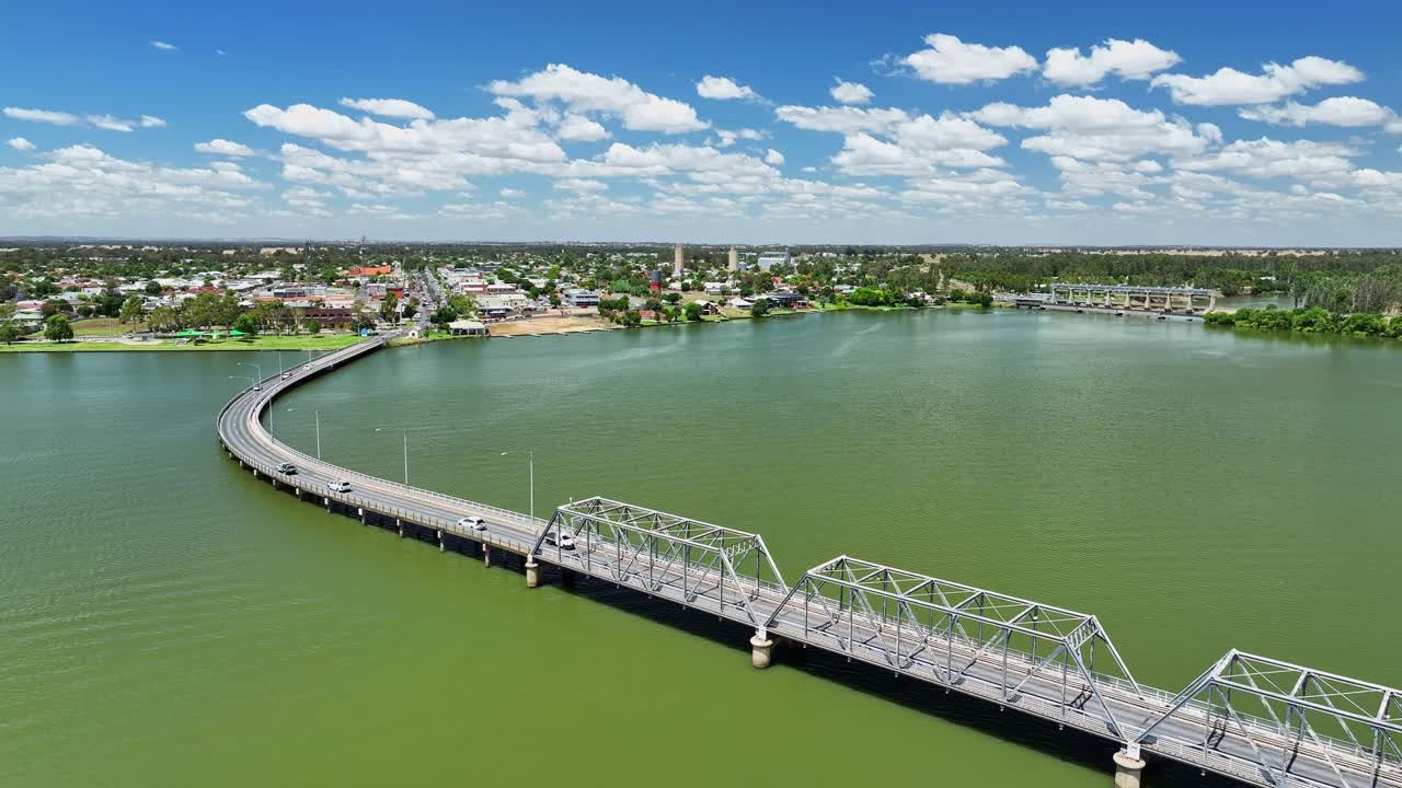 mulwala 호수 위의 yarrawonga-mulwala 다리의 공중 사진