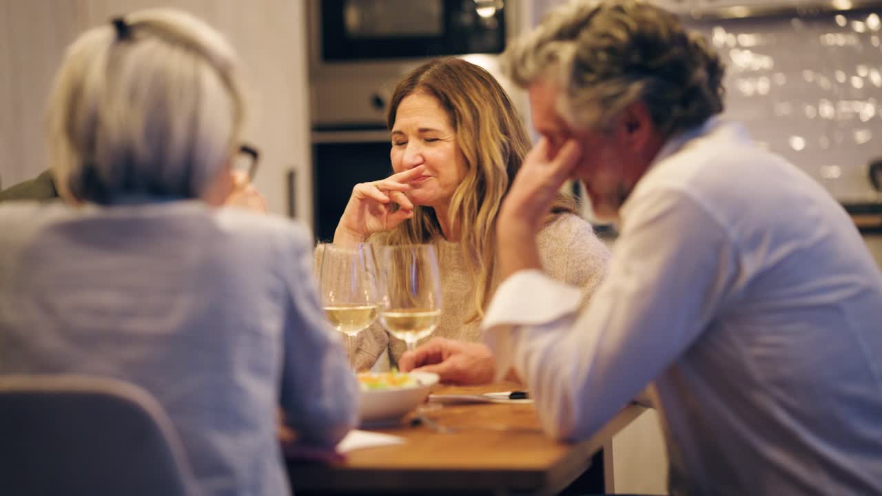 Friends Enjoying a Casual Dinner and Conversation at Home