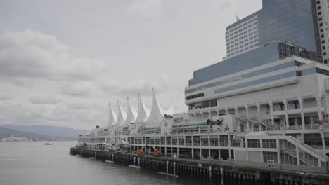 famoso puerto de cruceros y centro de convenciones de canada place en la bahía de vancouver, montañas al fondo, columbia británica, canadá