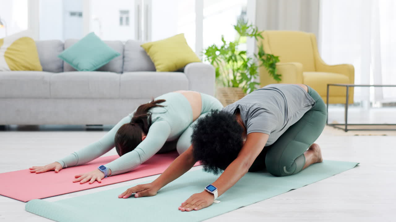 amigos, poses infantiles y yoga de las mujeres en casa