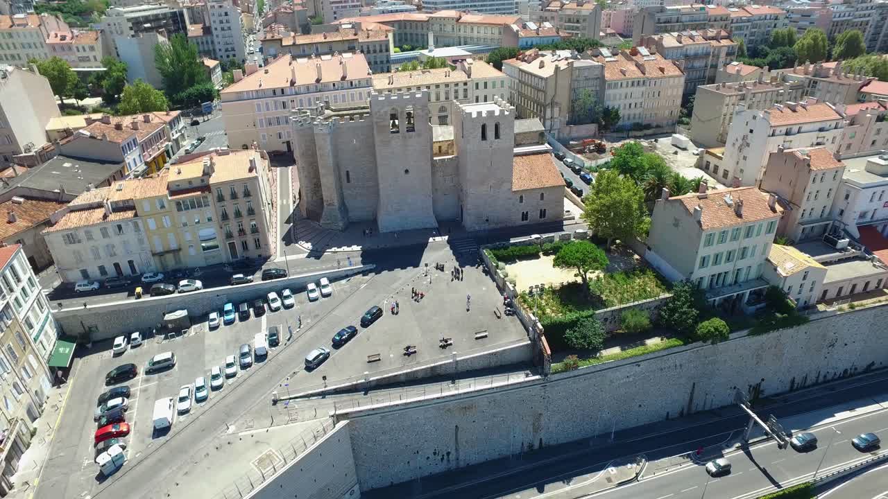 프랑스, 코트 다쥐르, 망통, 오래된 도시 주택 및 프랑스 리비에라의 바다