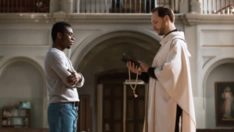 hombre afroamericano en la iglesia el domingo