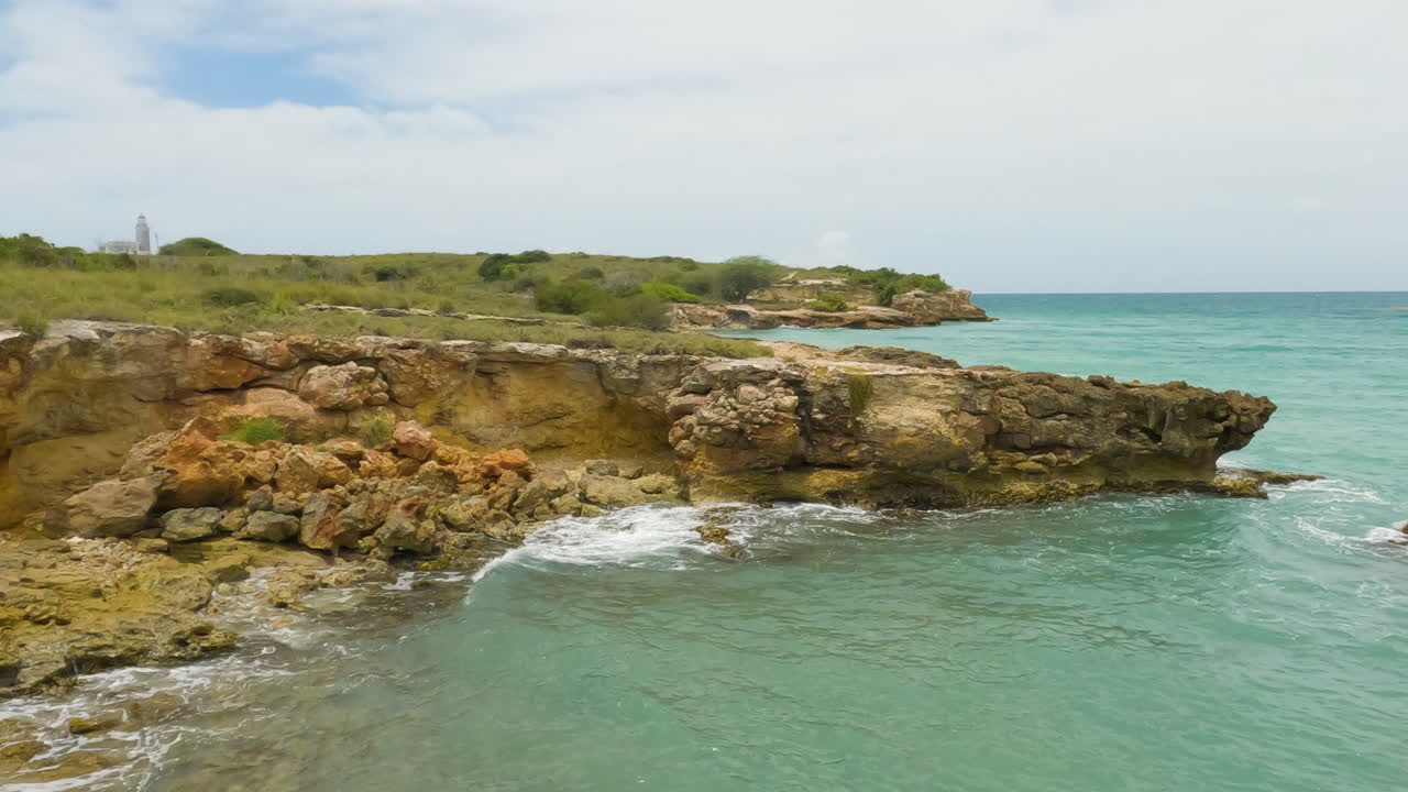 Onde che si infrangono sulle scogliere calcaree della costa di Cabo Rojo a Porto Rico