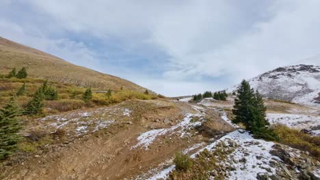 Vista-Aérea-Sobre-Un-Sendero-En-Las-Montañas-De-Colorado-Después-De-Una-Nieve-Invernal