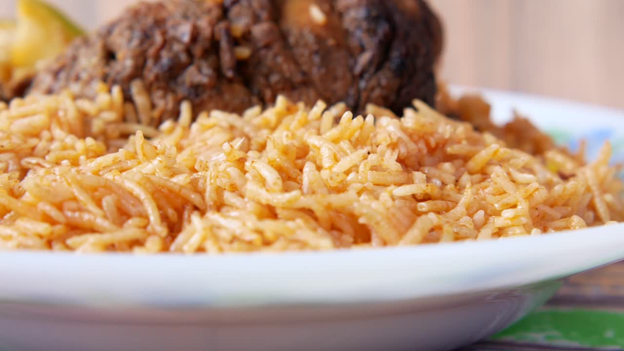 un delicioso biryani con cordero