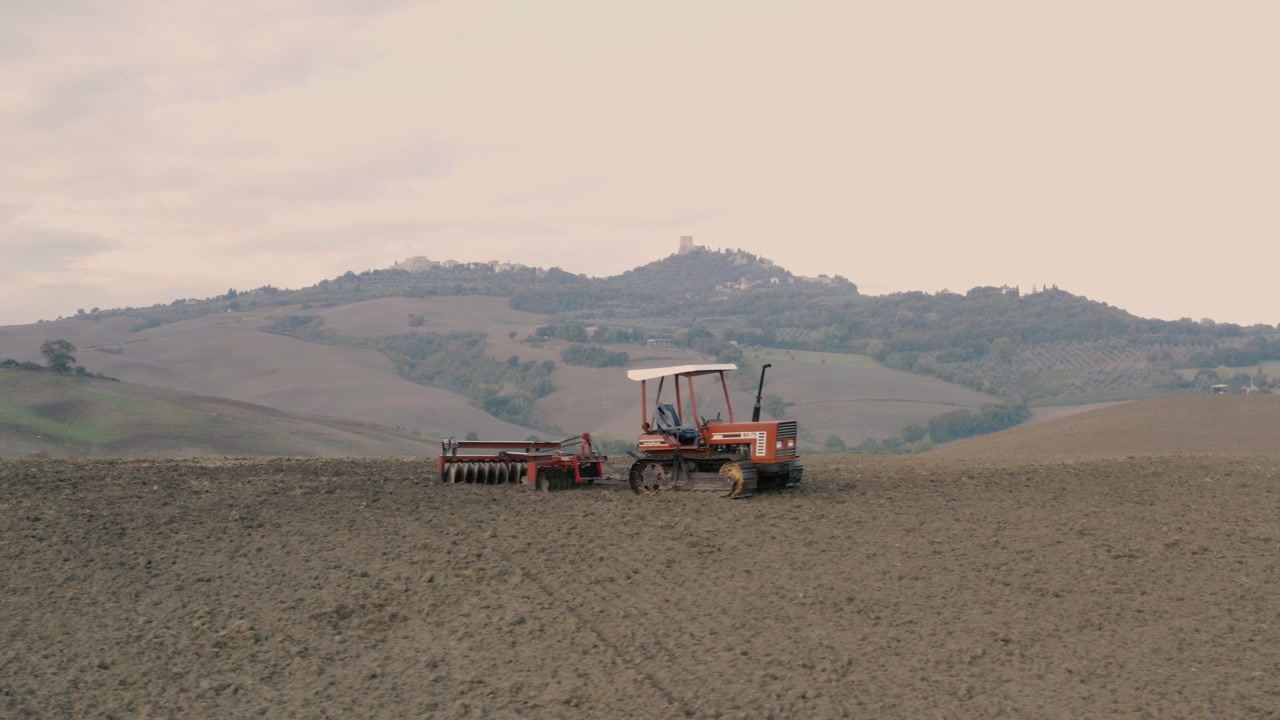 Toscana solopgang panoramisk landskab | 4K UHD D-LOG - Perfekt til farvekorrektion! 23.976fps Solopgang over San Quirico d'Orcia-regionen i Toscana. Et postkort-lignende dronebillede af Toscana.