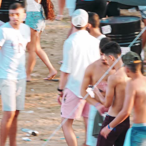 grupo de amigos divirtiéndose y bailando en la playa