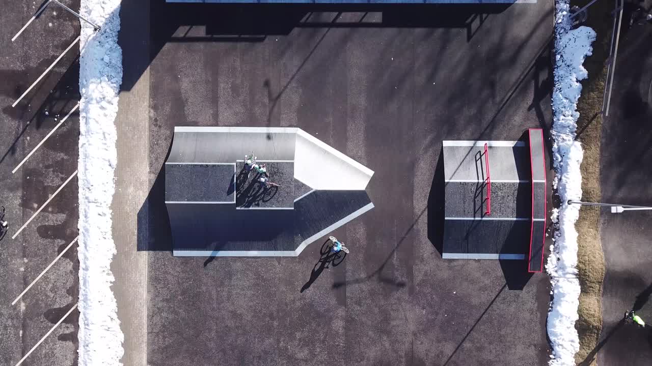 스케이트 공원을 돌아다니며 어두운 표면에 그림자를 드리우는 아이들