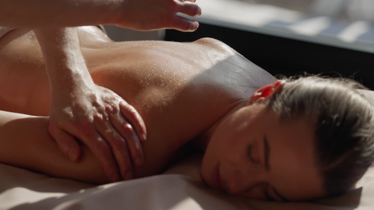 Kvinde får afslappende rygmassage på et spa
