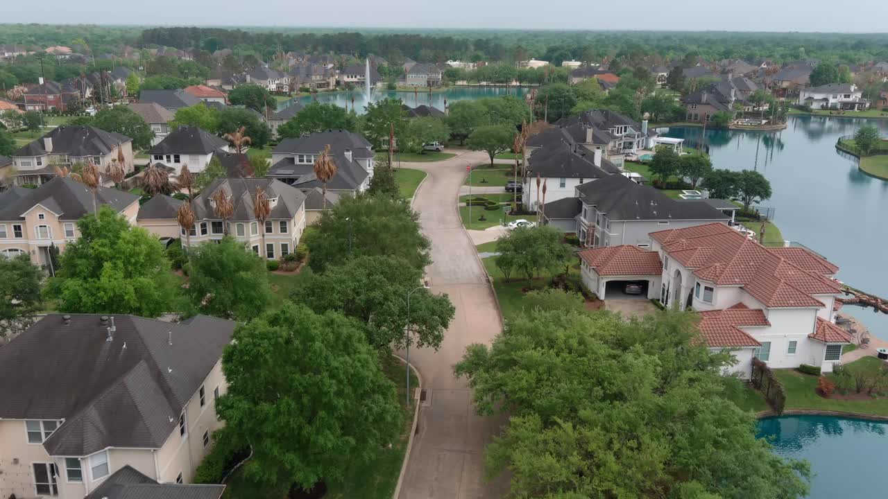 Widok z lotu ptaka na zamożne domy w Houston w Teksasie