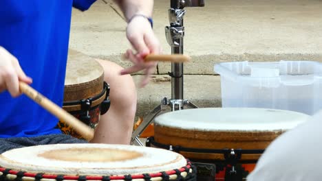 un baterista toca dos tambores con palos alternando de tambor a tambor