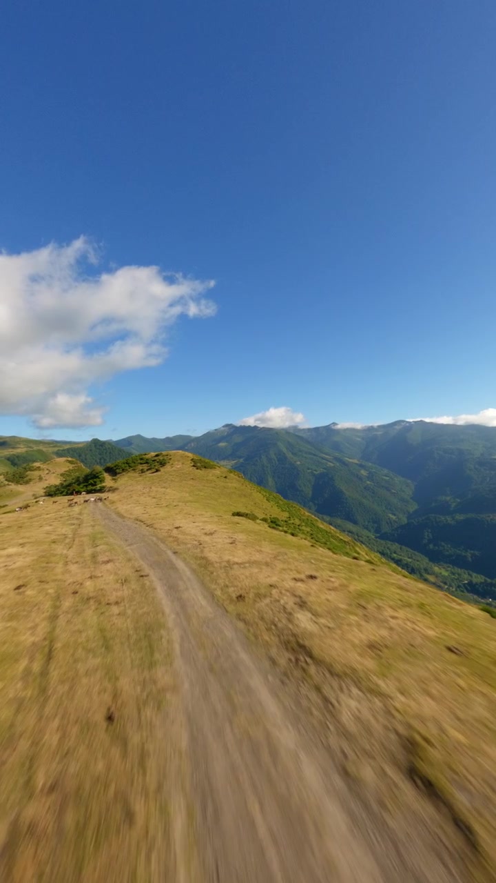Esperienza aerea immersiva con drone FPV verticale dei paesaggi di alta quota di Coto Bello e del paesaggio montano asturiano.