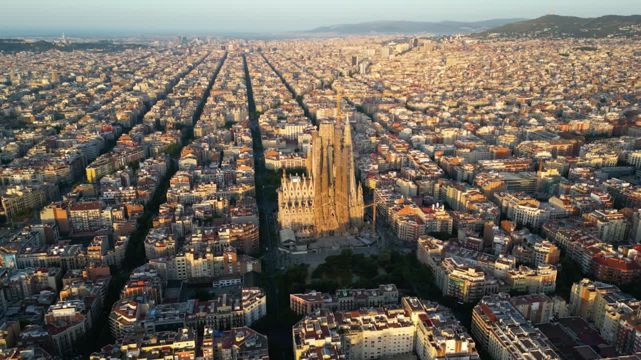 바르셀로나 (barcelona) 의 에이스플 (eixample) 주거 구역과 유명한 사그라다 파밀리아 (sagrada familia) 성당 (basilica) 이 해가 뜨는 시점.