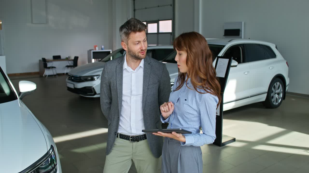vendedor de automóviles discutiendo las especificaciones del automóvil con el cliente