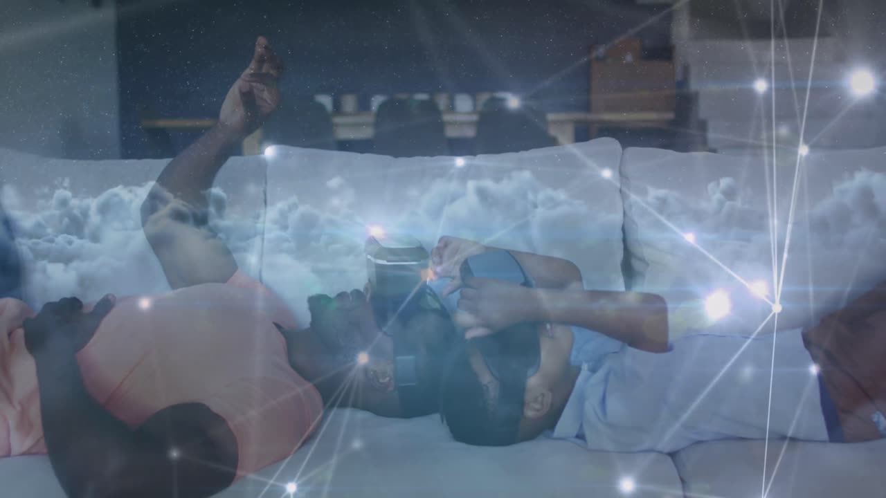 animación de constelaciones sobre un feliz padre e hijo afroamericanos que usan auriculares vr