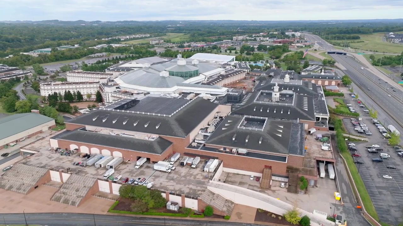 Riprese aeree con drone che riprendono l'intero complesso del Nashville Opryland Hotel con giardini botanici, parco acquatico e area congressi.