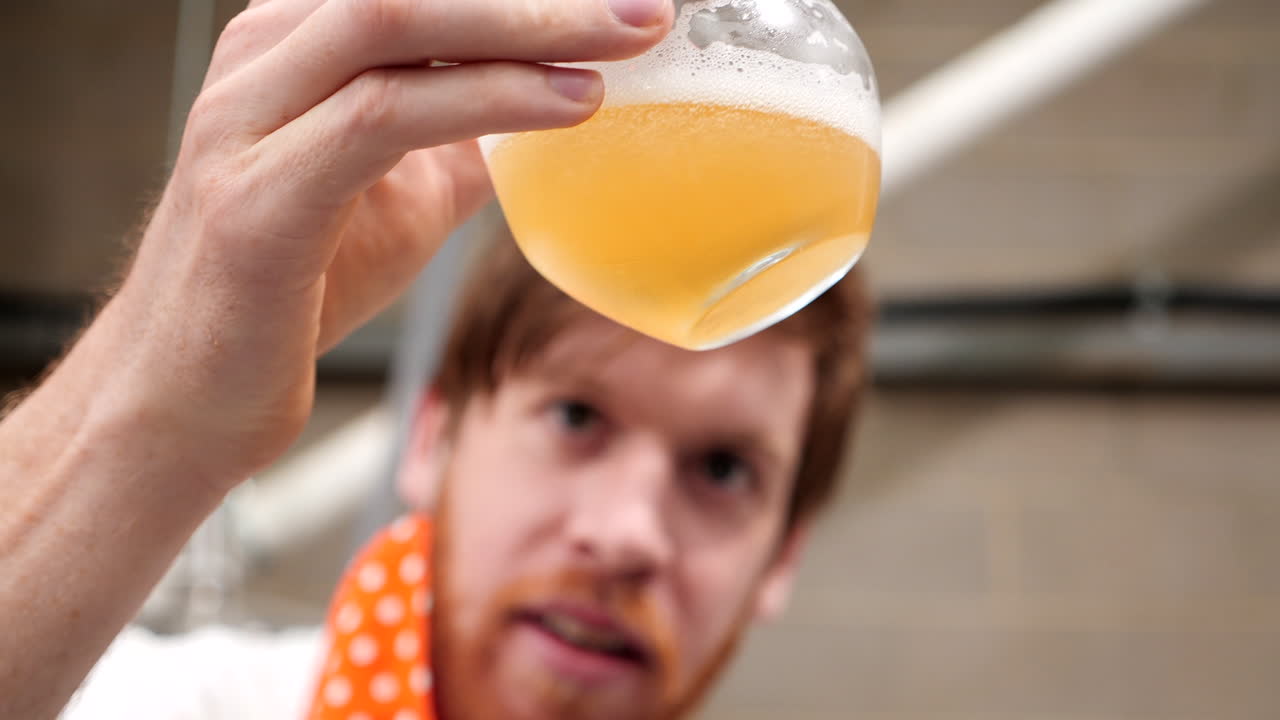 inspeccionando una cerveza hombre de cerca