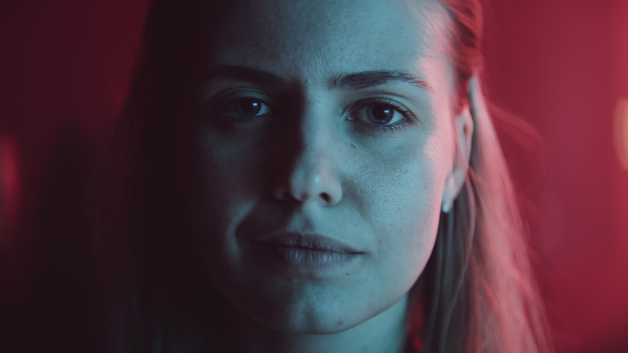 портрет женщины с неоновым освещением