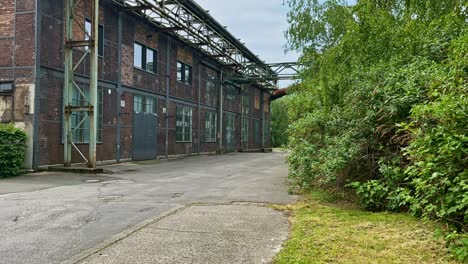 Hermoso-Almacén-De-Ladrillo-Antiguo-En-El-Parque-Paisajístico,-Duisburg,-Alemania