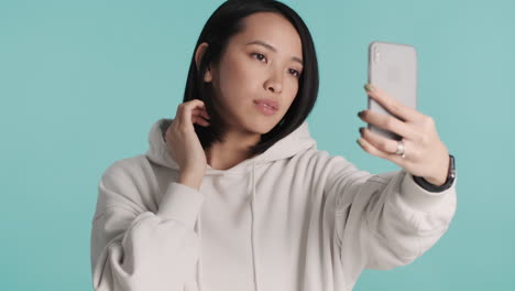 Asiatische-Frau,-Die-Selfie-Auf-Dem-Smartphone-Macht.