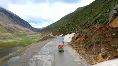 kaghan 계곡에서 파키스탄의 babusar pass 산길에서 tuk tuk를 따라 드론 샷