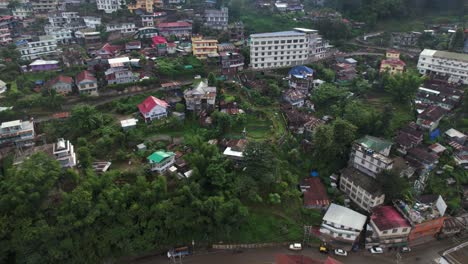 Luftdrohnenaufnahme-Von-Häusern-Und-Gebäuden-Auf-Hügeln-In-Kohima-Nagaland,-Indien