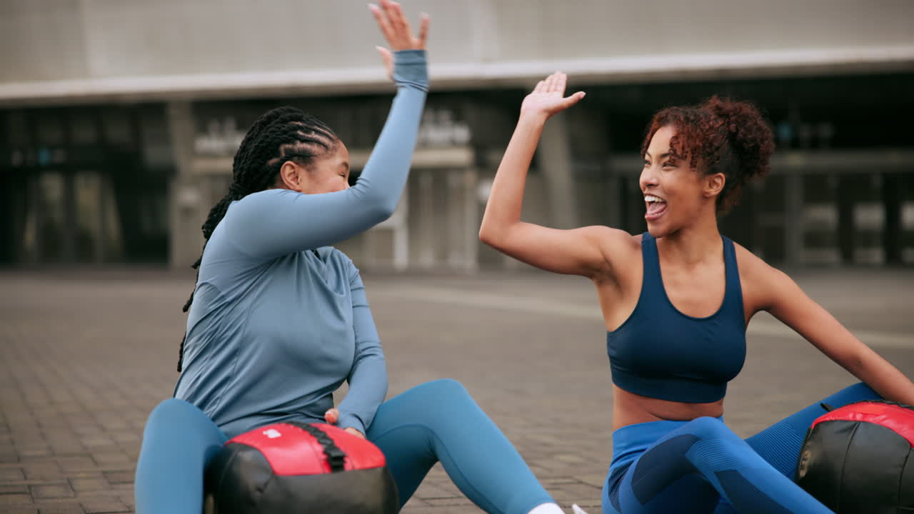 dos mujeres que se ejercitan y se apoyan mutuamente