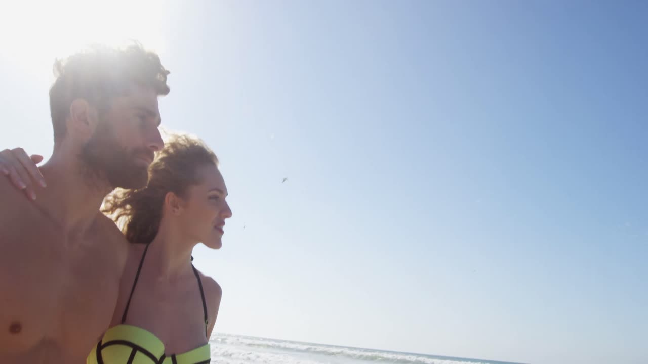 해변 4k에서 함께  ⁇ 고 있는 로맨틱 한 커플