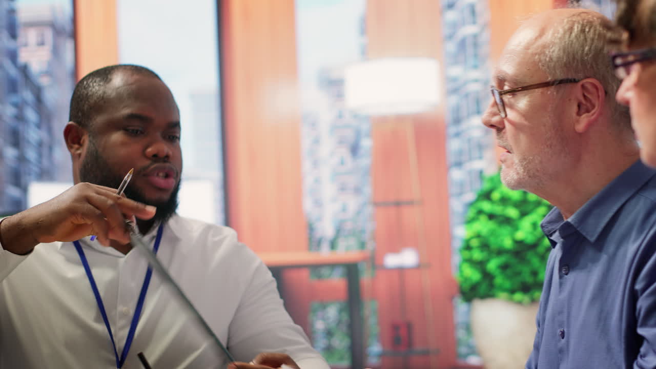 연금 계획에 대한 안내 및 상담을 받는 고령 고객