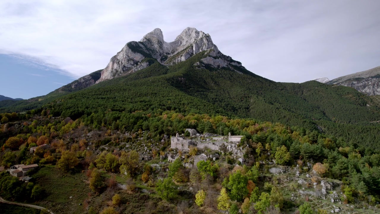 Vues aériennes de la célèbre montagne Pedraforca dans les Pyrénées espagnoles.