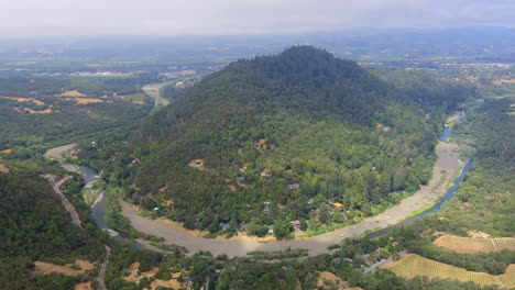 Montaña-Cubierta-De-Exuberante-Bosque-Rodeada-Por-El-Río-Ruso-En-El-Parque-Regional-Del-Rio-Woods-Cerca-De-La-Montaña-Fitch,-Al-Este-De-Healdsburg