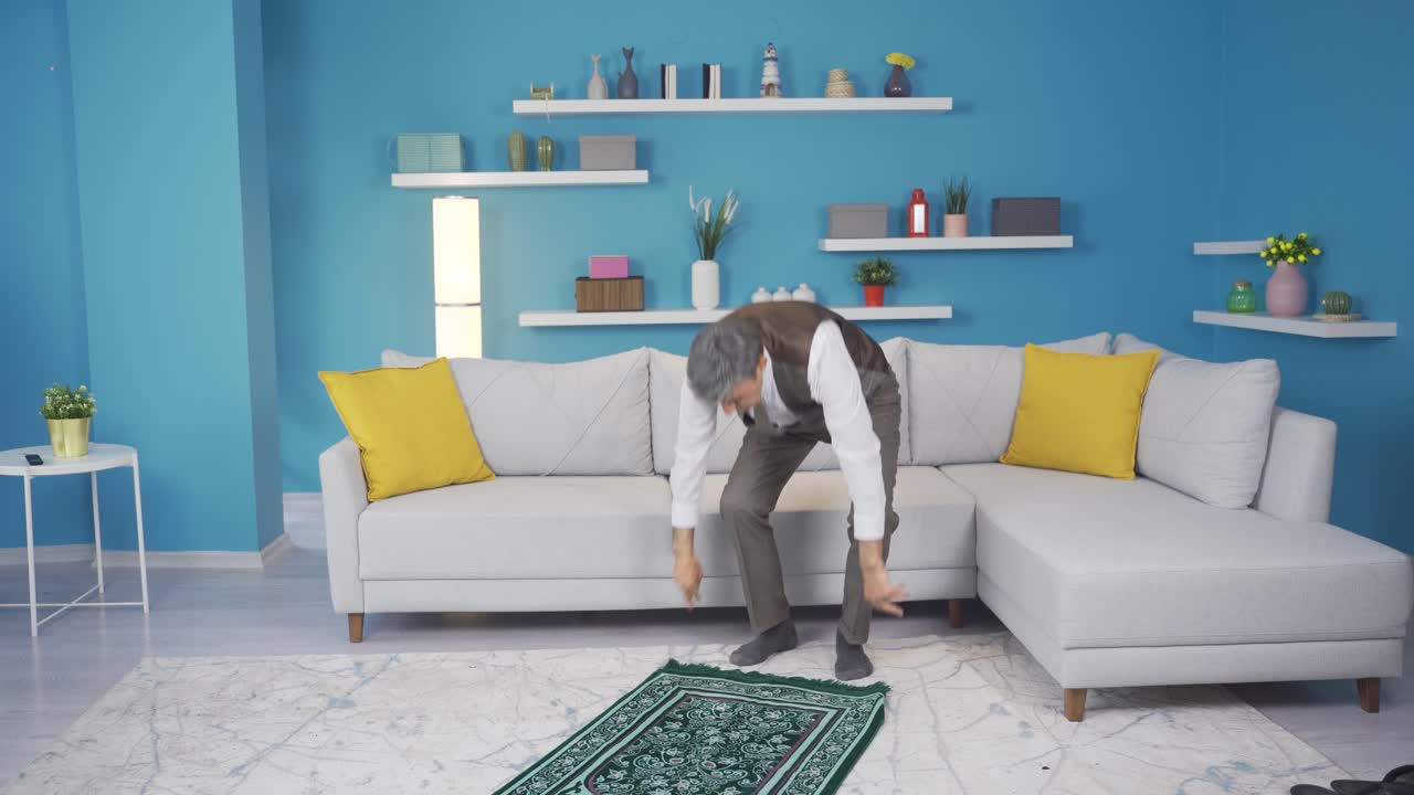 ⁇ 은이는 집에서 기도하고 있어요.